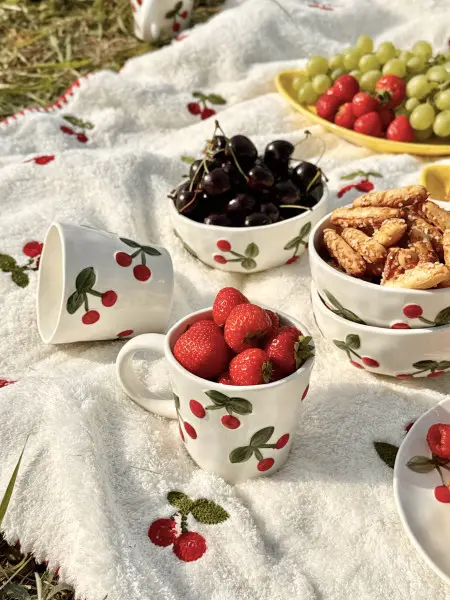 Kubek Cherry 163 (biały w wiśnie)